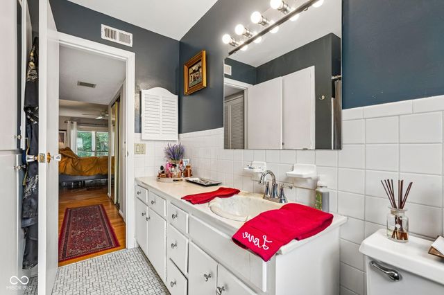 5022 Allisonville Road C, Indianapolis, IN 46205