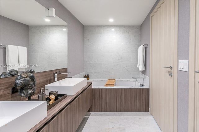 1000 Brickell Plaza 3201, Miami, FL 33131