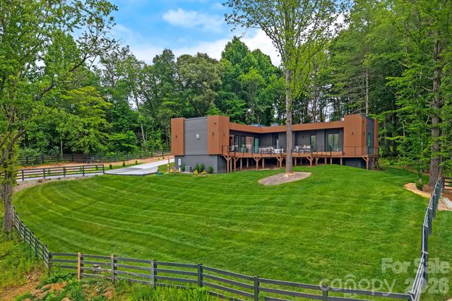 200 Manchester Way, Mills River, NC 28759