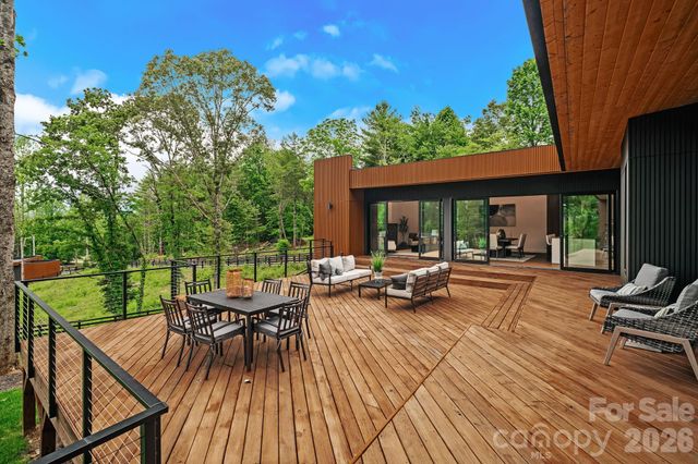 200 Manchester Way, Mills River, NC 28759