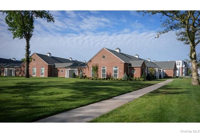 75 Circle Drive 84-101, Central Islip, NY 11722