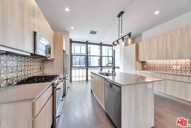 1824 S Redondo Boulevard, Los Angeles, CA 90019