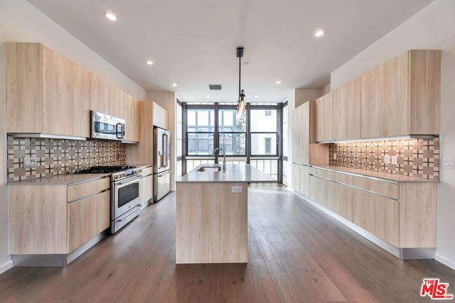 1824 S Redondo Boulevard, Los Angeles, CA 90019