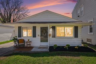 2189 Ridgemont Road, Grosse Pointe Woods, MI 48236