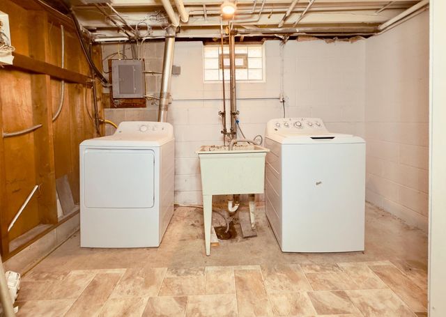 2125 Hazelwood Street, Maplewood, MN 55109