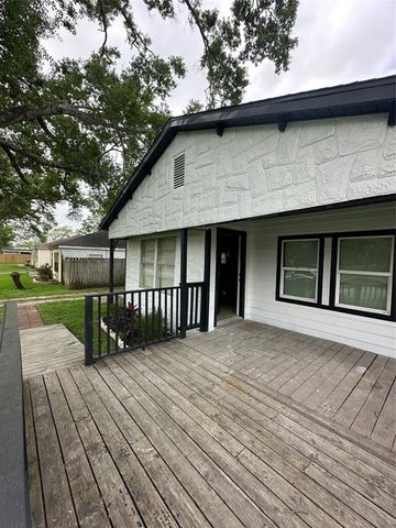 607 E Miller Street, Angleton, TX 77515