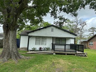 607 E Miller Street, Angleton, TX 77515