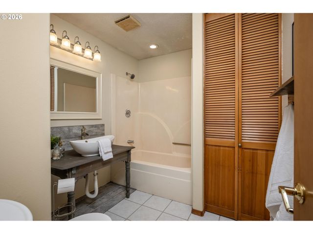 1471 BURNS St, West Linn, OR 97068