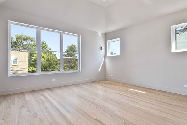 3754 W Sunnyside Avenue, Chicago, IL 60625