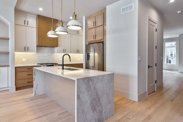 3754 W Sunnyside Avenue, Chicago, IL 60625
