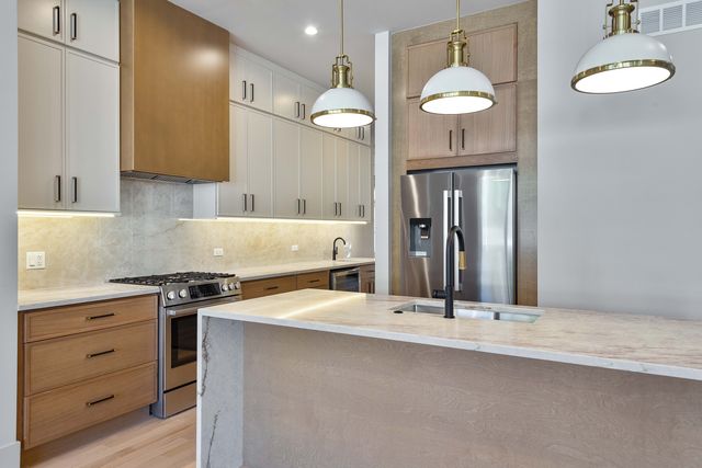 3754 W Sunnyside Avenue, Chicago, IL 60625