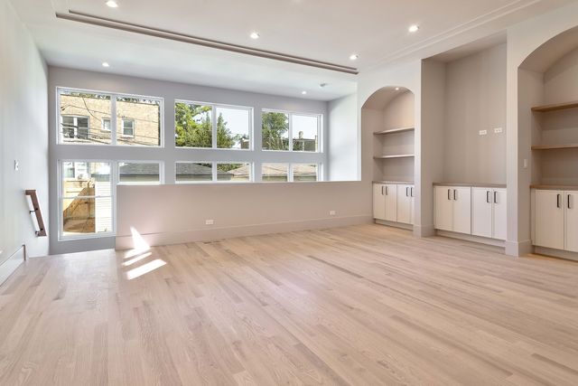 3754 W Sunnyside Avenue, Chicago, IL 60625