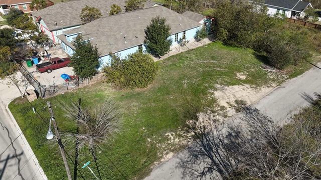 110 N Robinson ST, Taylor, TX 76574