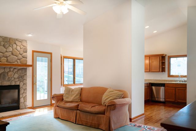 38815 N Broadway Avenue, Antioch, IL 60002