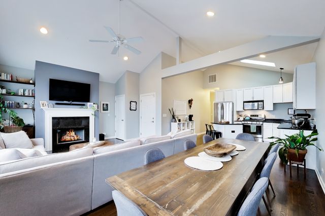 1927 W BELMONT Avenue 4, Chicago, IL 60657