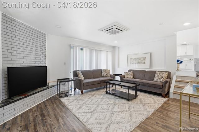 5585 Castleton Drive, West Bloomfield, MI 48322