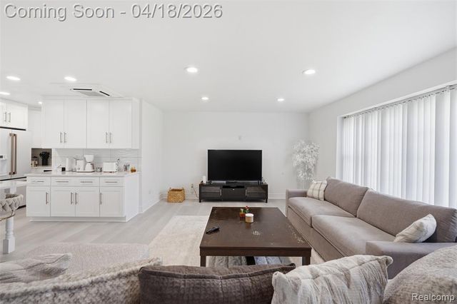 5585 Castleton Drive, West Bloomfield, MI 48322