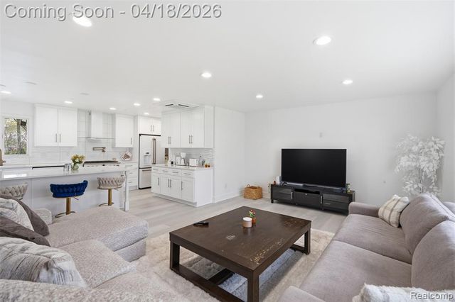 5585 Castleton Drive, West Bloomfield, MI 48322