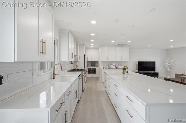 5585 Castleton Drive, West Bloomfield, MI 48322