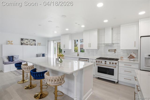 5585 Castleton Drive, West Bloomfield, MI 48322