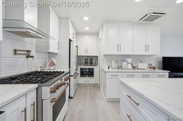 5585 Castleton Drive, West Bloomfield, MI 48322