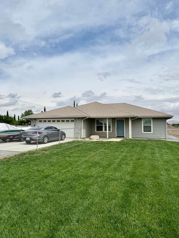 Image 15 of property listing at 1310 N Belmont Road, Exeter, CA 93221