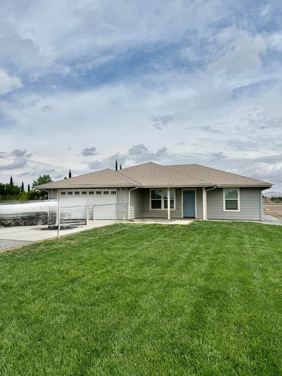Image 2 of property listing at 1310 N Belmont Road, Exeter, CA 93221