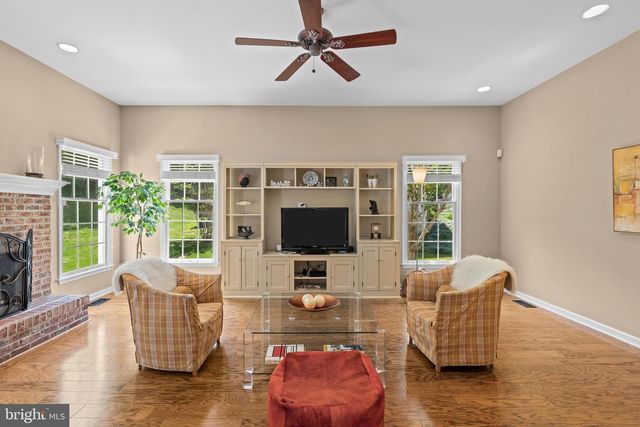 1353 WOODED KNLS, West Chester, PA 19382