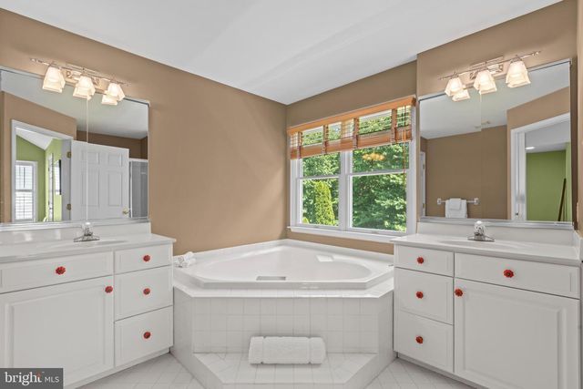1353 WOODED KNLS, West Chester, PA 19382