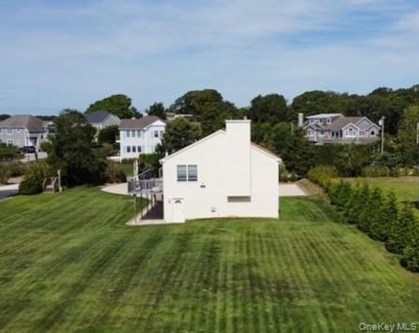 7 Corwin Lane, Hampton Bays, NY 11946