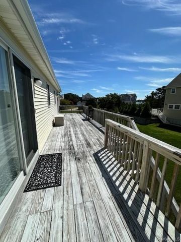 7 Corwin Lane, Hampton Bays, NY 11946