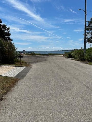 7 Corwin Lane, Hampton Bays, NY 11946