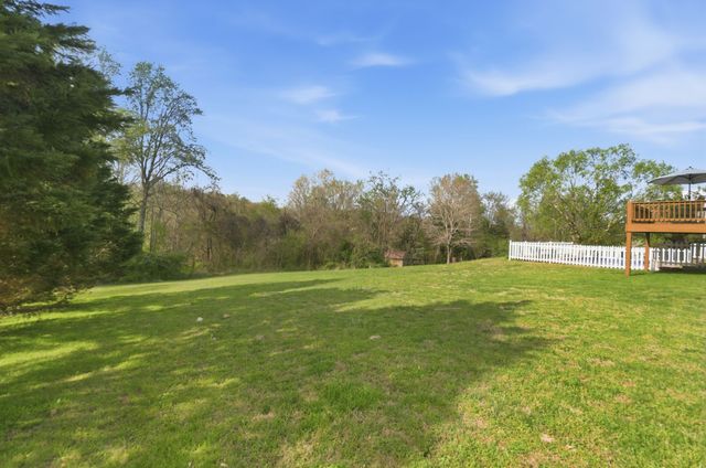 1229 Old East Side Rd, Burns, TN 37029