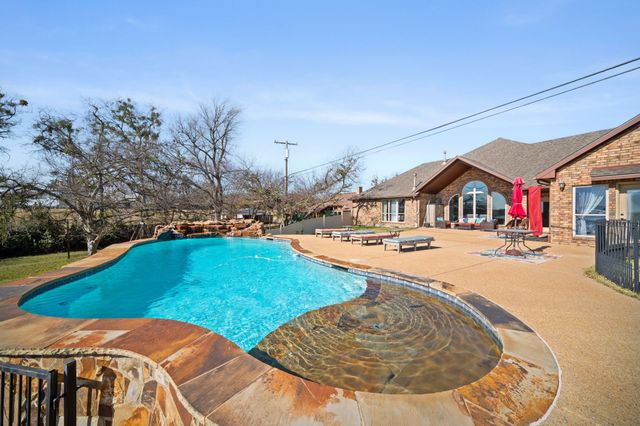 155 Lakeshore Drive, Waxahachie, TX 75165