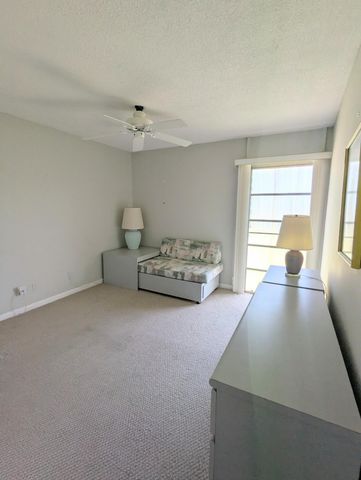 2 Golfs Edge D, West Palm Beach, FL 33417