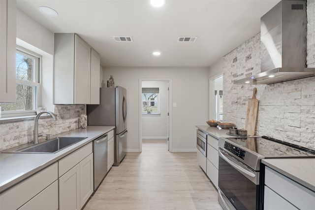 907 Sleepy Hollow Drive, Cedar Hill, TX 75104