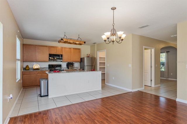 2470 VALHALLA DR, Tavares, FL 32778