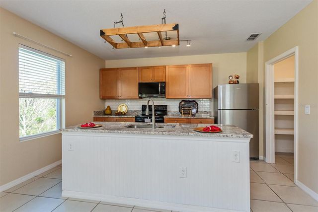 2470 VALHALLA DR, Tavares, FL 32778