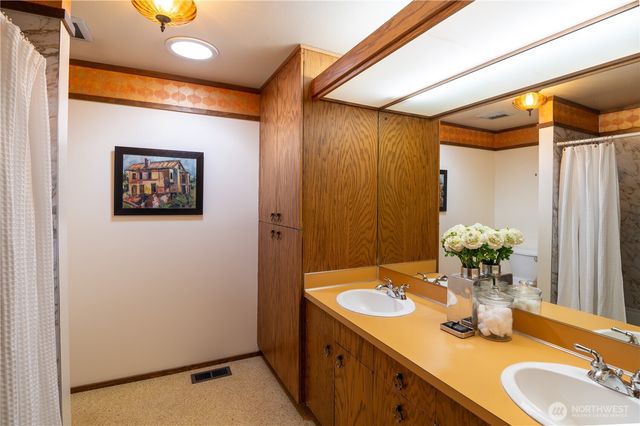 4033 52nd Place SW, Seattle, WA 98116