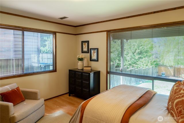 4033 52nd Place SW, Seattle, WA 98116