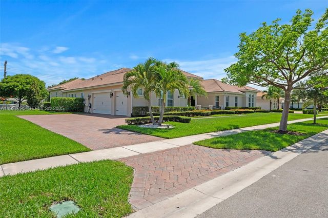 5292 S Sterling Ranch Cir, Davie, FL 33314