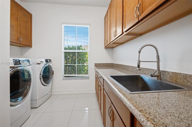 5292 S Sterling Ranch Cir, Davie, FL 33314