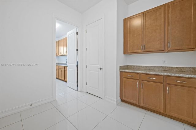 5292 S Sterling Ranch Cir, Davie, FL 33314