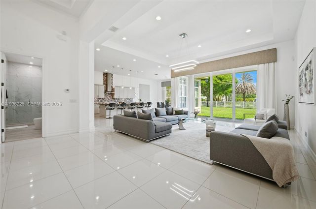 5292 S Sterling Ranch Cir, Davie, FL 33314