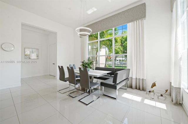 5292 S Sterling Ranch Cir, Davie, FL 33314