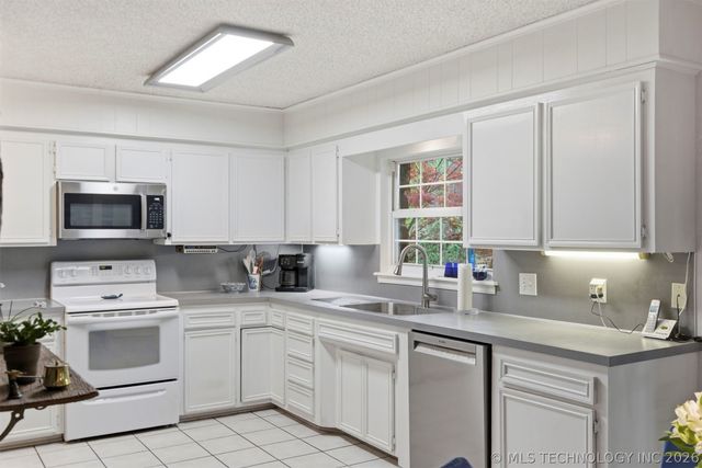508 Meadowood Drive, Broken Arrow, OK 74011