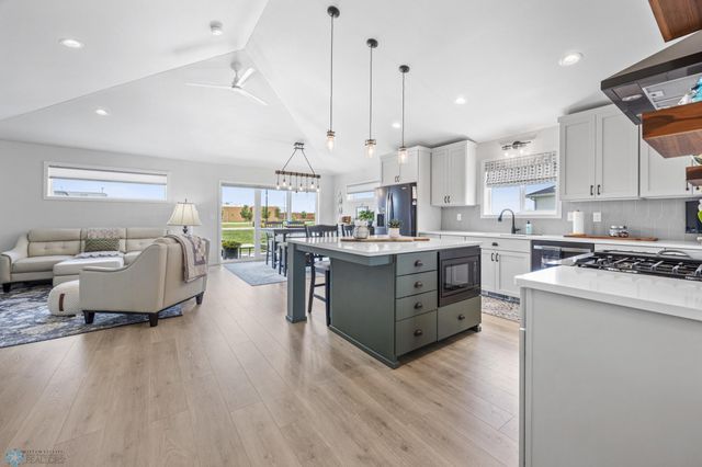2548 Golden Valley Parkway S, Fargo, ND 58104