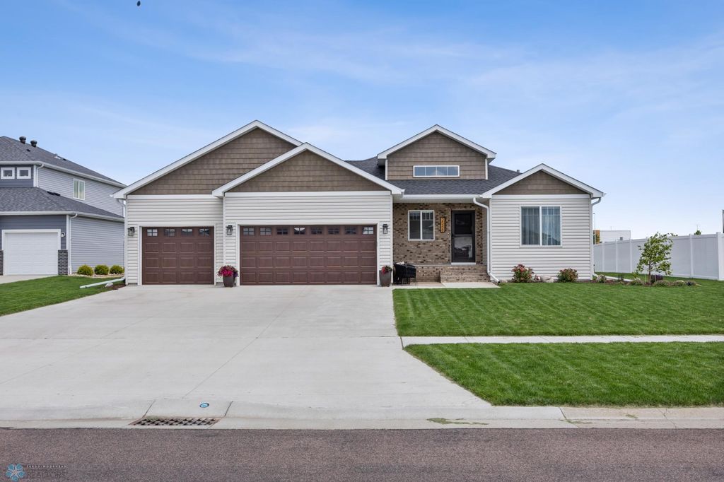 2548 Golden Valley Parkway S, Fargo, ND 58104