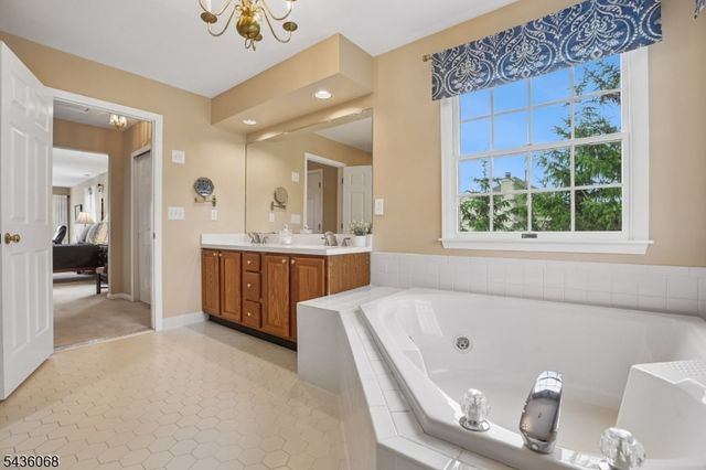62 Blue Grass Blvd, Branchburg Twp., NJ 08876