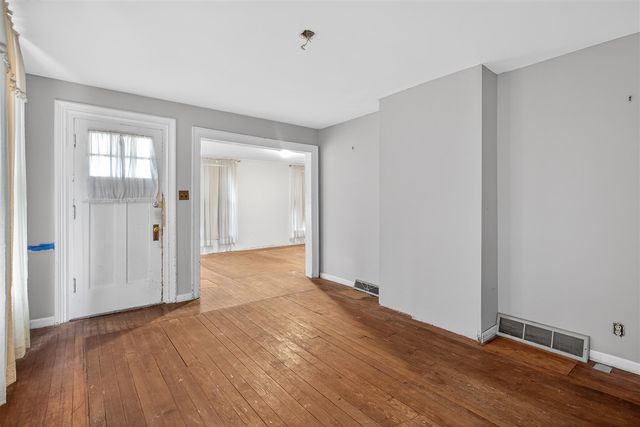 611 Oakhill Avenue, Jackson, MI 49201